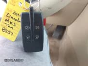 ✅ 2010 Lincoln MKS • VIN: 1LNHL9DR2AG608551 • Lot: 42629488. Wystawiony na IAAI z przebiegiem 178 735 mil. Bezpłatny archiwum sprzedaży aukcyjnych z USA i szczegółowy raport historii pojazdu na DreamBid. Zdjęcie 11.