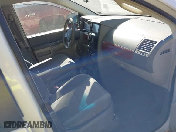 ✅ 2008 Chrysler Town & Country LX • VIN: 2A8HR44H98R743735 • Лот: 43663647. Опубликован ранее на IAAI с пробегом 288 585 миль. Бесплатный доступ к архиву аукционных продаж из США и подробный отчёт об истории автомобиля на DreamBid. Изображение 5.