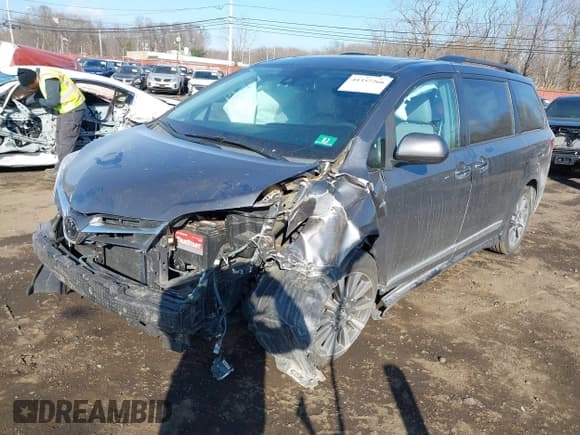 ✅ 2018 Toyota Sienna XLE • VIN: 5TDDZ3DCXJS199733 • Lot: 41357266. Listed on IAAI with 66,692 mi. Free auction sales archive from the USA and detailed vehicle history report at DreamBid. Image 21.
