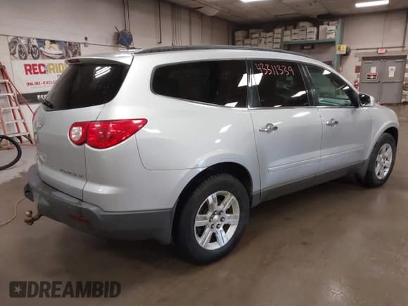 ✅ 2011 Chevrolet Traverse 1LT • VIN: 1GNKVGED8BJ171212 • Lot: 43311339. Wystawiony na IAAI z przebiegiem 174 479 mil. Bezpłatny archiwum sprzedaży aukcyjnych z USA i szczegółowy raport historii pojazdu na DreamBid. Zdjęcie 4.