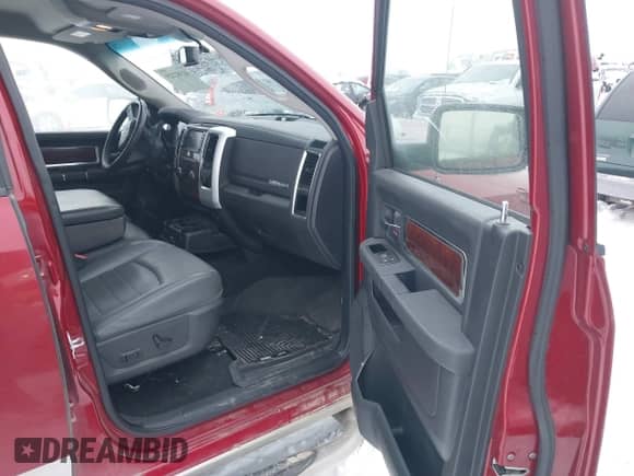 2010 Dodge 1500 Sport z VIN 1D7RV1CT6AS215298, wystawiony jako IAAI lot #41302229 z przebiegiem 299 836 mil mil oraz . Historia ofert i sprzedaży dostępna na DreamBid. Obrazek 5.