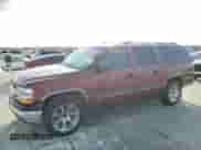 2002 Chevrolet Suburban LT z VIN 1GNEC16ZX2J211803, wystawiony jako Copart lot #78825824 z przebiegiem 267 175 mil mil oraz Czysty tytuł • Clean title. Historia ofert i sprzedaży dostępna na DreamBid. Obrazek 1.