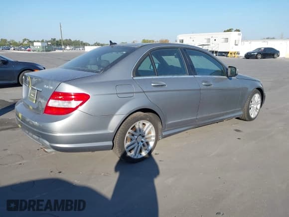 ✅ 2009 Mercedes-Benz C 300 Sport • VIN: WDDGF81X79R081018 • Lot: 43751949. Wystawiony na IAAI z przebiegiem 126 158 mil. Bezpłatny archiwum sprzedaży aukcyjnych z USA i szczegółowy raport historii pojazdu na DreamBid. Zdjęcie 4.