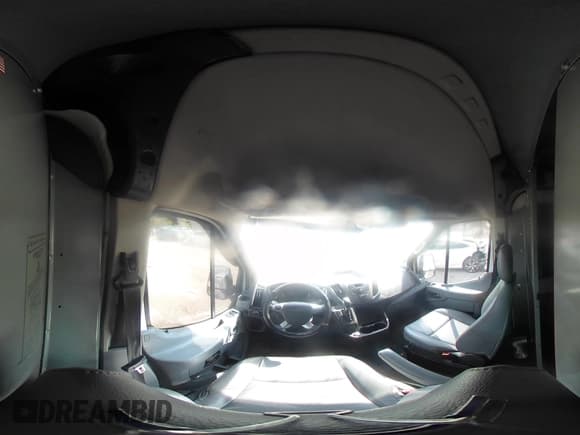 ✅ 2018 Ford Transit • VIN: 1FTYR2XM3JKA61961 • Lot: 43261831. Wystawiony na IAAI z przebiegiem 278 043 mil. Bezpłatny archiwum sprzedaży aukcyjnych z USA i szczegółowy raport historii pojazdu na DreamBid. Zdjęcie 18.