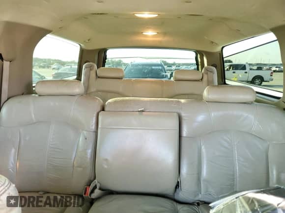 2002 Chevrolet Suburban LT z VIN 1GNEC16ZX2J211803, wystawiony jako Copart lot #78825824 z przebiegiem 267 175 mil mil oraz Czysty tytuł • Clean title. Historia ofert i sprzedaży dostępna na DreamBid. Obrazek 10.