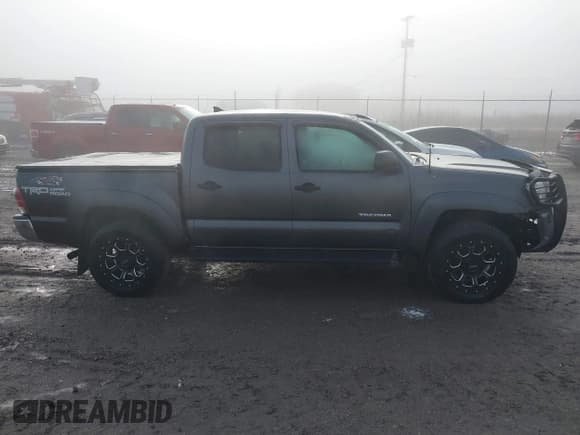 ✅ 2015 Toyota Tacoma • VIN: 3TMLU4EN7FM201302 • Lot: 41666606. Listed on IAAI with 200,504 mi. Free auction sales archive from the USA and detailed vehicle history report at DreamBid. Image 14.