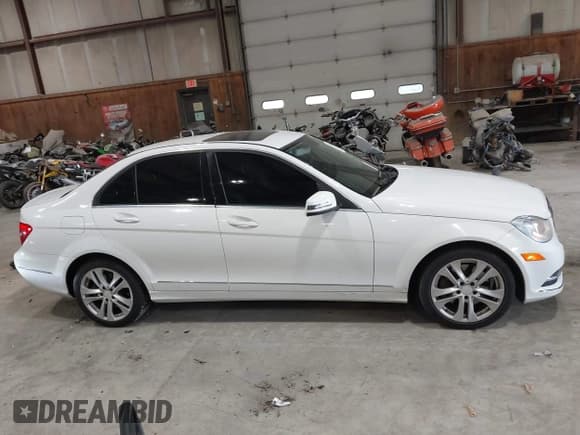 ✅ 2013 Mercedes-Benz C 300 Sport • VIN: WDDGF8AB3DA859410 • Lot: 42522407. Wystawiony na IAAI z przebiegiem 110 502 mil. Bezpłatny archiwum sprzedaży aukcyjnych z USA i szczegółowy raport historii pojazdu na DreamBid. Zdjęcie 13.
