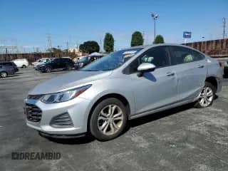 2019 Chevrolet Cruze LS с VIN 1G1BC5SMXK7152125, выставлен на аукционе Copart как лот 81520115 с пробегом 74 807 миль миль и Списание • Salvage title. История ставок и продаж доступна на DreamBid. Изображение 1.