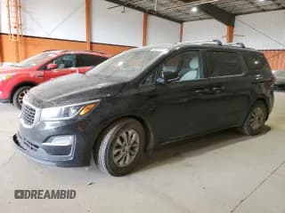✅ 2019 Kia Sedona LX • VIN: KNDMB5C14K6454300 • Lot: 84582225. Wystawiony na Copart z przebiegiem 146 004 mil. Bezpłatny archiwum sprzedaży aukcyjnych z USA i szczegółowy raport historii pojazdu na DreamBid. Zdjęcie 1.