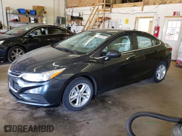 ✅ 2017 Chevrolet Cruze LT • VIN: 1G1BE5SM2H7201496 • Lot: 55432303. Listed on Copart with 30,194 mi. Free auction sales archive from the USA and detailed vehicle history report at DreamBid. Image 1.