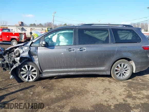 ✅ 2018 Toyota Sienna XLE • VIN: 5TDDZ3DCXJS199733 • Lot: 41357266. Listed on IAAI with 66,692 mi. Free auction sales archive from the USA and detailed vehicle history report at DreamBid. Image 14.