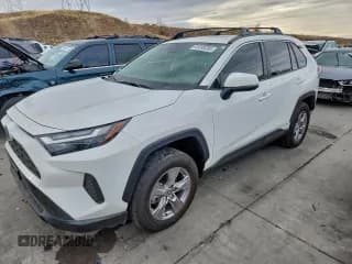 ✅ 2022 Toyota RAV4 Hybrid XLE • VIN: JTMRWRFV0ND157847 • Lot: 95995285. Wystawiony na Copart z przebiegiem 30 943 mil. Bezpłatny archiwum sprzedaży aukcyjnych z USA i szczegółowy raport historii pojazdu na DreamBid. Zdjęcie 1.