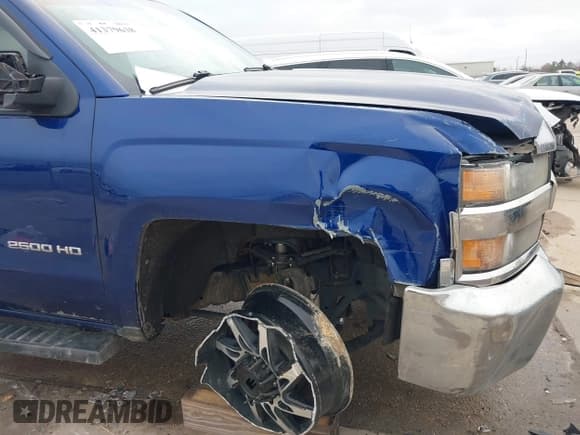 ✅ 2015 Chevrolet Silverado 2500HD Work Truck • VIN: 1GC0CUEG0FZ105243 • Lot: 41379638. Wystawiony na IAAI z przebiegiem 206 104 mil. Bezpłatny archiwum sprzedaży aukcyjnych z USA i szczegółowy raport historii pojazdu na DreamBid. Zdjęcie 22.
