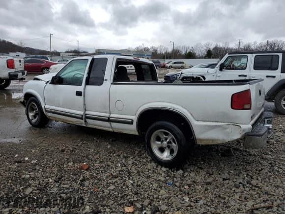 ✅ 2001 Chevrolet S-10 LS • VIN: 1GCCS19W318122357 • Лот: 87048924. Опубликован ранее на Copart с пробегом 154 043 миль. Бесплатный доступ к архиву аукционных продаж из США и подробный отчёт об истории автомобиля на DreamBid. Изображение 2.