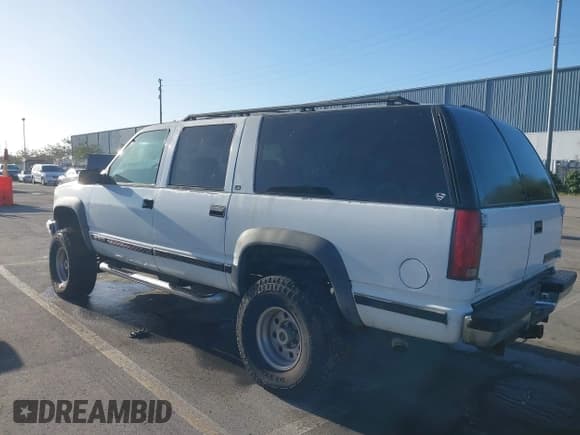 ✅ 1999 Chevrolet Suburban • VIN: 1GNFK16R3XJ424333 • Лот: 43631568. Опубликован ранее на IAAI с пробегом 232 731 миль. Бесплатный доступ к архиву аукционных продаж из США и подробный отчёт об истории автомобиля на DreamBid. Изображение 3.