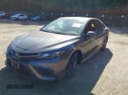 ✅ 2023 Toyota Camry SE • VIN: 4T1G11AK8PU805230 • Lot: 43384406. Wystawiony na IAAI z przebiegiem 44 685 mil. Bezpłatny archiwum sprzedaży aukcyjnych z USA i szczegółowy raport historii pojazdu na DreamBid. Zdjęcie 2.