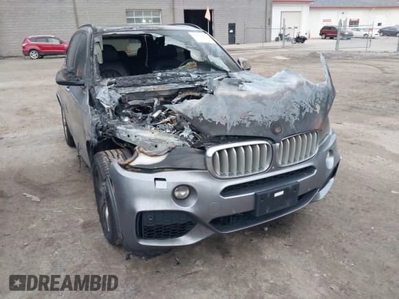 ✅ 2015 BMW X5 xDrive50i • VIN: 5UXKR6C50F0J76918 • Лот: 43696994. Опубликован ранее на IAAI с пробегом 141 000 миль. Бесплатный доступ к архиву аукционных продаж из США и подробный отчёт об истории автомобиля на DreamBid. Изображение 6.