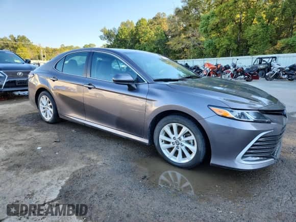 2023 Toyota Camry LE z VIN 4T1C11AK0PU125966, wystawiony jako Copart lot #86100275 z przebiegiem 45 899 mil mil oraz Szkoda całkowita • Salvage title. Historia ofert i sprzedaży dostępna na DreamBid. Obrazek 4.