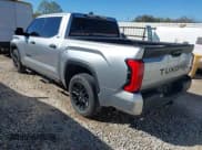 ✅ 2022 Toyota Tundra SR5 • VIN: 5TFLA5AB2NX012365 • Lot: 41525349. Wystawiony na IAAI z przebiegiem Nie podano. Bezpłatny archiwum sprzedaży aukcyjnych z USA i szczegółowy raport historii pojazdu na DreamBid. Zdjęcie 3.