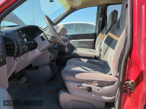 ✅ 2000 Dodge Caravan SE • VIN: 1B4GP44G9YB733864 • Lot: 67835925. Listed on Copart with 153,322 mi. Free auction sales archive from the USA and detailed vehicle history report at DreamBid. Image 7.