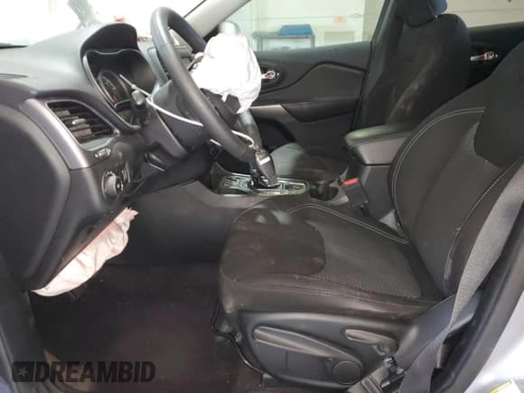 ✅ 2019 Jeep Cherokee Latitude • VIN: 1C4PJLCB0KD263689 • Lot: 92370365. Wystawiony na Copart z przebiegiem Nie podano. Bezpłatny archiwum sprzedaży aukcyjnych z USA i szczegółowy raport historii pojazdu na DreamBid. Zdjęcie 7.