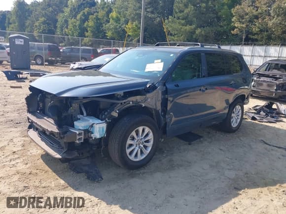 ✅ 2025 Toyota Highlander XLE • VIN: 5TDAAAA50SS020170 • Lot: 43214052. Listed on IAAI with 11,749 mi. Free auction sales archive from the USA and detailed vehicle history report at DreamBid. Image 6.