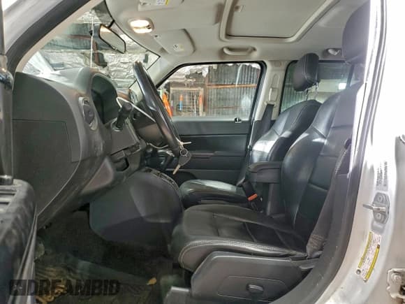 ✅ 2016 Jeep Patriot High Altitude • VIN: 1C4NJRFB6GD501204 • Lot: 94184195. Wystawiony na Copart z przebiegiem 124 220 mil. Bezpłatny archiwum sprzedaży aukcyjnych z USA i szczegółowy raport historii pojazdu na DreamBid. Zdjęcie 7.