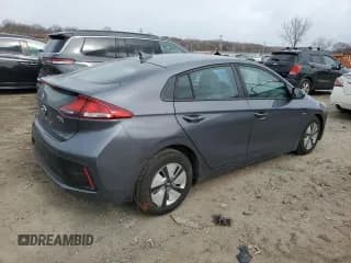 ✅ 2018 Hyundai Ioniq Blue • VIN: KMHC65LC8JU075341 • Lot: 46263705. Wystawiony na Copart z przebiegiem 69 368 mil. Bezpłatny archiwum sprzedaży aukcyjnych z USA i szczegółowy raport historii pojazdu na DreamBid. Zdjęcie 3.