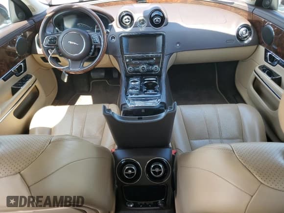 ✅ 2014 Jaguar XJ • VIN: SAJWA1CZ3E8V69877 • Лот: 51520405. Опубликован ранее на Copart с пробегом 57 567 миль. Бесплатный доступ к архиву аукционных продаж из США и подробный отчёт об истории автомобиля на DreamBid. Изображение 8.