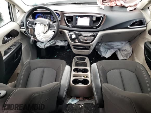 ✅ 2022 Chrysler Voyager LX • VIN: 2C4RC1CG8NR213286 • Лот: 85402665. Опубликован ранее на Copart с пробегом 78 296 миль. Бесплатный доступ к архиву аукционных продаж из США и подробный отчёт об истории автомобиля на DreamBid. Изображение 8.