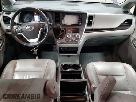 ✅ 2020 Toyota Sienna XLE • VIN: 5TDDZ3DC1LS239393 • Lot: 93289925. Wystawiony na Copart z przebiegiem 153 773 mil. Bezpłatny archiwum sprzedaży aukcyjnych z USA i szczegółowy raport historii pojazdu na DreamBid. Zdjęcie 8.