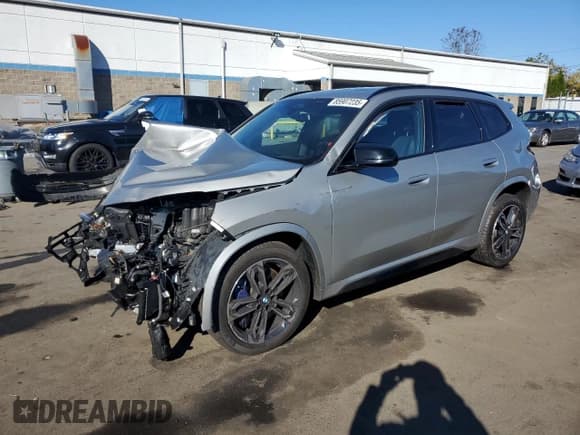 ✅ 2024 BMW X1 • VIN: WBX13EF02R5Y33303 • Lot: 85907235. Wystawiony na Copart z przebiegiem Nie podano. Bezpłatny archiwum sprzedaży aukcyjnych z USA i szczegółowy raport historii pojazdu na DreamBid. Zdjęcie 1.
