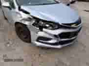 ✅ 2018 Chevrolet Cruze LS • VIN: 1G1BC5SM0J7200682 • Lot: 67415582. Wystawiony na Copart z przebiegiem 67 046 mil mil. Skorzystaj z bezpłatnego archiwum sprzedaży aukcyjnych z USA i zobacz szczegółowy raport historii pojazdu na DreamBid. Zdjęcie 9.