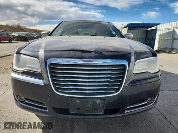 ✅ 2012 Chrysler 300 Limited • VIN: 2C3CCACGXCH278069 • Lot: 93077395. Wystawiony na Copart z przebiegiem 338 756 mil. Bezpłatny archiwum sprzedaży aukcyjnych z USA i szczegółowy raport historii pojazdu na DreamBid. Zdjęcie 5.
