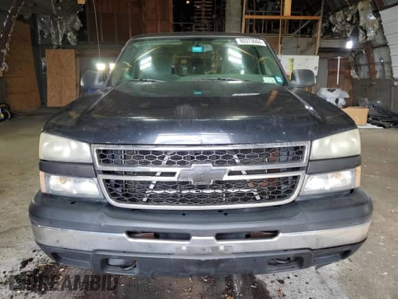 ✅ 2006 Chevrolet Silverado 1500 LS • VIN: 2GCEK19B161111762 • Lot: 80373664. Wystawiony na Copart z przebiegiem 116 760 mil mil. Skorzystaj z bezpłatnego archiwum sprzedaży aukcyjnych z USA i zobacz szczegółowy raport historii pojazdu na DreamBid. Zdjęcie 5.