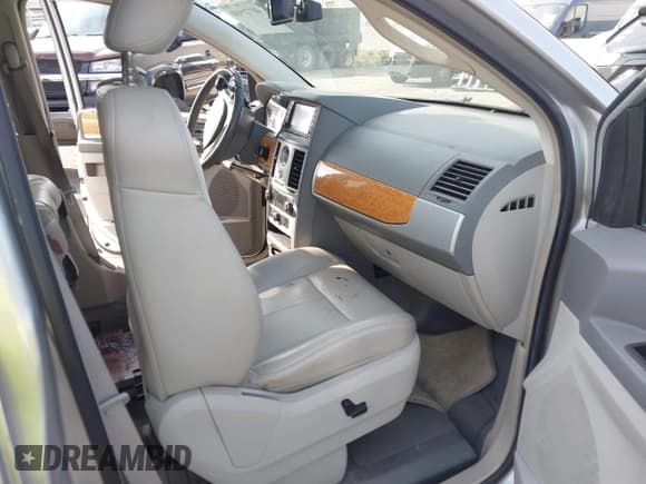 ✅ 2010 Chrysler Town & Country Limited • VIN: 2A4RR7DX9AR427885 • Lot: 40721930. Wystawiony na IAAI z przebiegiem 69 637 mil. Bezpłatny archiwum sprzedaży aukcyjnych z USA i szczegółowy raport historii pojazdu na DreamBid. Zdjęcie 5.