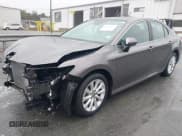 ✅ 2020 Toyota Camry LE • VIN: 4T1C11AK3LU996418 • Lot: 43528082. Wystawiony na IAAI z przebiegiem 33 532 mil. Bezpłatny archiwum sprzedaży aukcyjnych z USA i szczegółowy raport historii pojazdu na DreamBid. Zdjęcie 2.