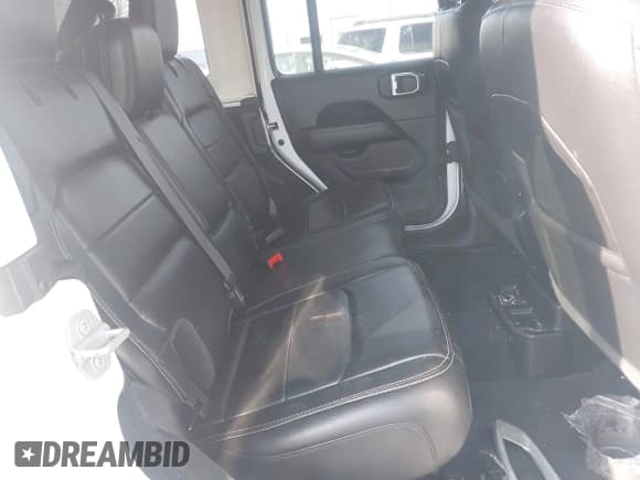 ✅ 2021 Jeep Wrangler Unlimited Sahara • VIN: 1C4HJXEG9MW532302 • Lot: 41646755. Wystawiony na IAAI z przebiegiem 32 893 mil. Bezpłatny archiwum sprzedaży aukcyjnych z USA i szczegółowy raport historii pojazdu na DreamBid. Zdjęcie 8.