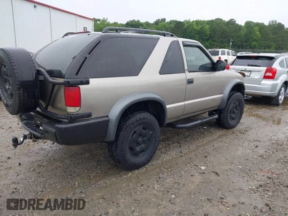 ✅ 2001 Chevrolet Blazer LS • VIN: 1GNCT18W11K246877 • Lot: 42375718. Wystawiony na IAAI z przebiegiem 264 652 mil. Bezpłatny archiwum sprzedaży aukcyjnych z USA i szczegółowy raport historii pojazdu na DreamBid. Zdjęcie 4.