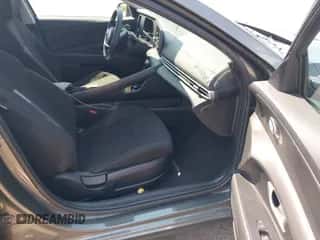 2025 Hyundai Elantra Blue z VIN KMHLM4DJ0SU131352, wystawiony jako IAAI lot #42869650 z przebiegiem 14 030 mil mil oraz . Historia ofert i sprzedaży dostępna na DreamBid. Obrazek 5.