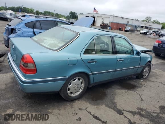 ✅ 1994 Mercedes-Benz C 230/260/280/320 • VIN: WDBHA28E8RF098148 • Лот: 60884345. Опубликован ранее на Copart с пробегом 238 600 миль. Бесплатный доступ к архиву аукционных продаж из США и подробный отчёт об истории автомобиля на DreamBid. Изображение 3.