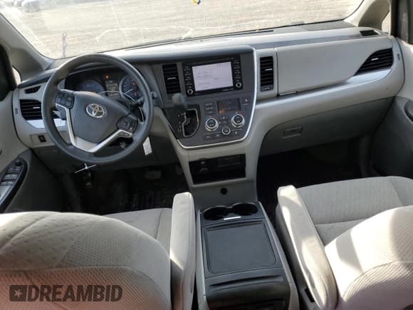 ✅ 2020 Toyota Sienna LE • VIN: 5TDJZ3DC1LS240014 • Lot: 44578935. Wystawiony na Copart z przebiegiem 136 892 mil. Bezpłatny archiwum sprzedaży aukcyjnych z USA i szczegółowy raport historii pojazdu na DreamBid. Zdjęcie 8.