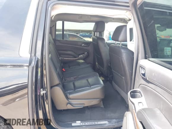 ✅ 2020 Chevrolet Suburban LT • VIN: 1GNSCHKC3LR140055 • Lot: 42733528. Wystawiony na IAAI z przebiegiem 129 872 mil. Bezpłatny archiwum sprzedaży aukcyjnych z USA i szczegółowy raport historii pojazdu na DreamBid. Zdjęcie 8.