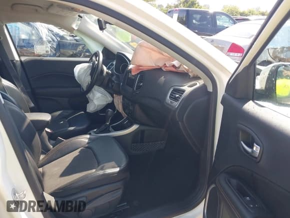 ✅ 2020 Jeep Compass Latitude • VIN: 3C4NJCBB6LT108374 • Lot: 42968422. Listed on IAAI with 25,555 mi. Free auction sales archive from the USA and detailed vehicle history report at DreamBid. Image 5.