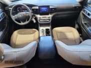 ✅ 2022 Ford Explorer • VIN: 1FMSK7BH8NGB80157 • Lot: 62773395. Wystawiony na Copart z przebiegiem 35 805 mil. Bezpłatny archiwum sprzedaży aukcyjnych z USA i szczegółowy raport historii pojazdu na DreamBid. Zdjęcie 8.