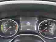 2020 Jeep Compass Latitude z VIN 3C4NJDBB5LT157233, wystawiony jako IAAI lot #43548226 z przebiegiem 34 715 mil mil oraz . Historia ofert i sprzedaży dostępna na DreamBid. Obrazek 7.