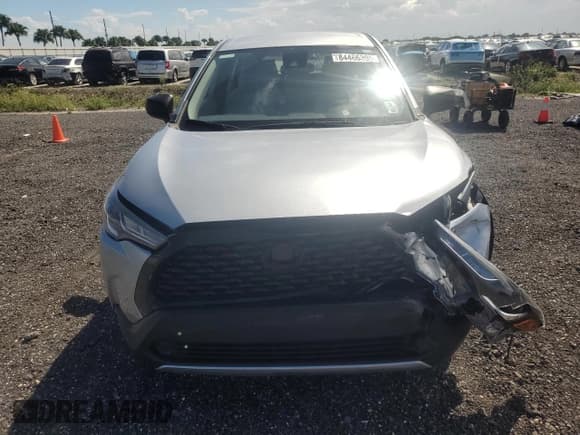 ✅ 2022 Toyota Corolla Cross L • VIN: 7MUAAAAG4NV033838 • Lot: 84466395. Wystawiony na Copart z przebiegiem 38 590 mil. Bezpłatny archiwum sprzedaży aukcyjnych z USA i szczegółowy raport historii pojazdu na DreamBid. Zdjęcie 5.