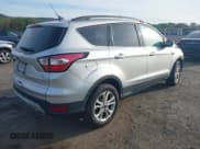 ✅ 2018 Ford Escape SE • VIN: 1FMCU9GD9JUC43682 • Lot: 43235480. Wystawiony na IAAI z przebiegiem 118 432 mil. Bezpłatny archiwum sprzedaży aukcyjnych z USA i szczegółowy raport historii pojazdu na DreamBid. Zdjęcie 4.