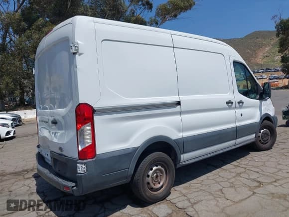 ✅ 2017 Ford Transit Cargo • VIN: 1FTYE1CM9HKB50925 • Lot: 42095471. Wystawiony na IAAI z przebiegiem 152 583 mil. Bezpłatny archiwum sprzedaży aukcyjnych z USA i szczegółowy raport historii pojazdu na DreamBid. Zdjęcie 4.