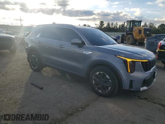 ✅ 2025 Kia Sorento S • VIN: 5XYRL4JC2SG341427 • Lot: 84793845. Listed on Copart with 6,522 mi. Free auction sales archive from the USA and detailed vehicle history report at DreamBid. Image 4.